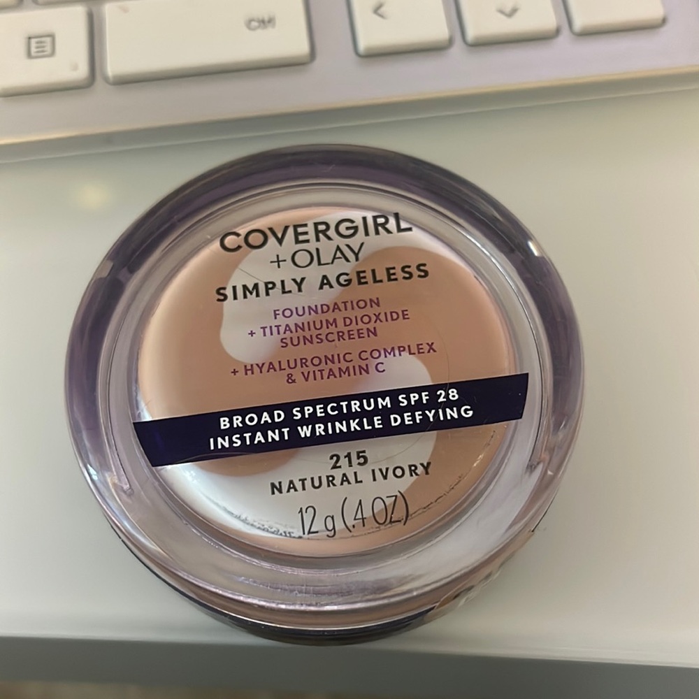 Cover girl + Olay Simply Ageless Foundation, Shade 215 Natural Ivory